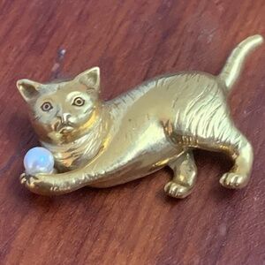 Vintage Smithsonian Institution Gold Tone Cat with Faux Pearl Brooch